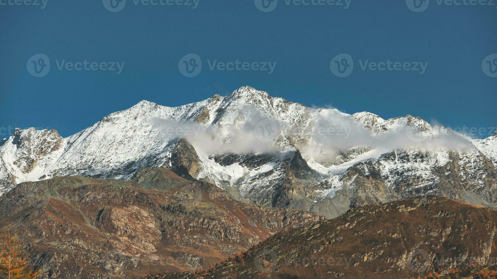 alpino panorama com primeiro neve às Alto altitude foto