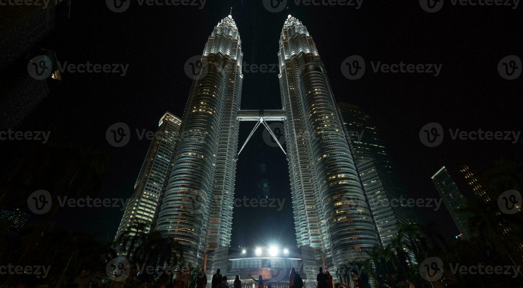 noite Visão do petronas torres, Kuala lumpur foto
