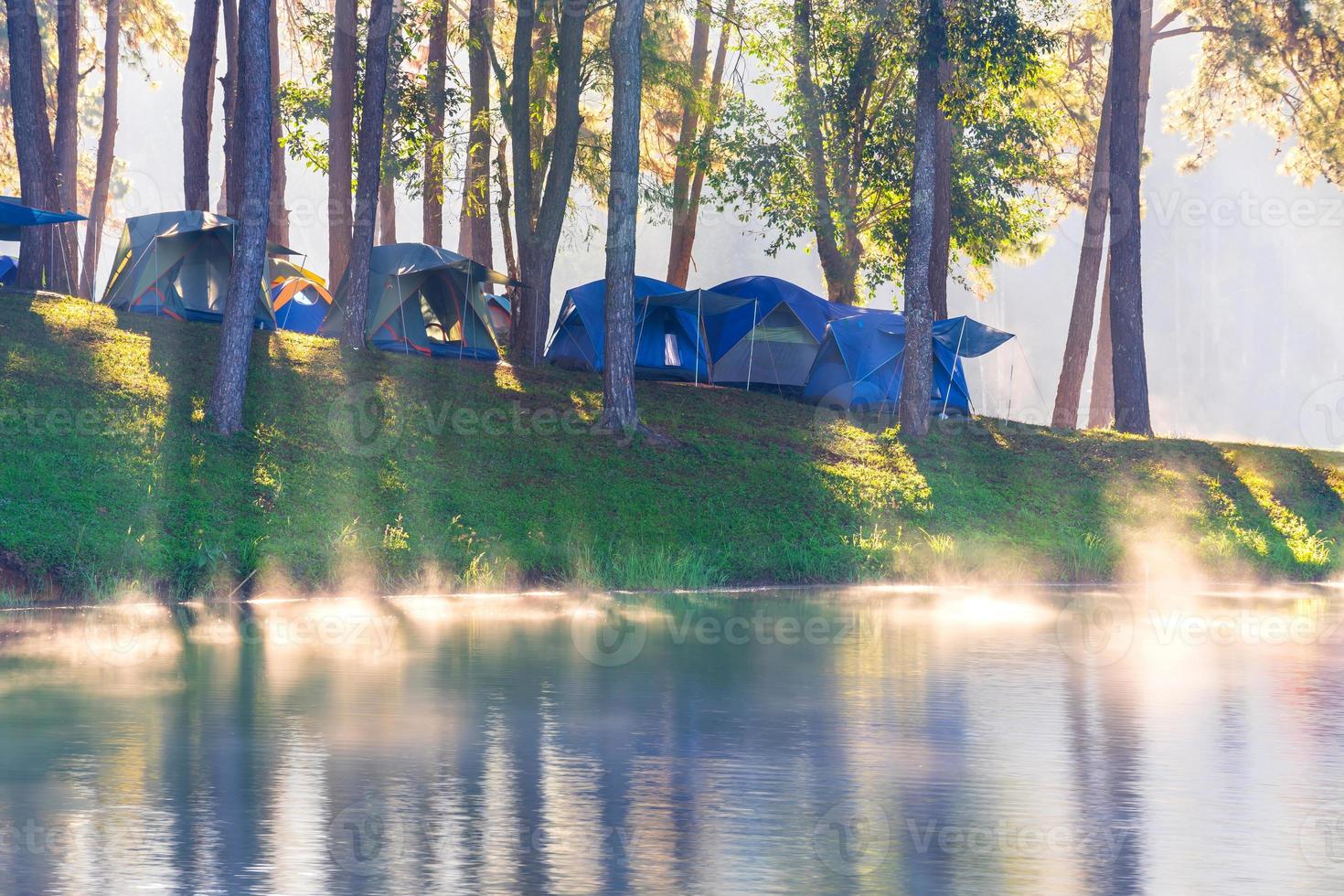 aventuras acampando e acampando pela manhã com neblina leve em pang-ung, mae hong son, tailândia foto