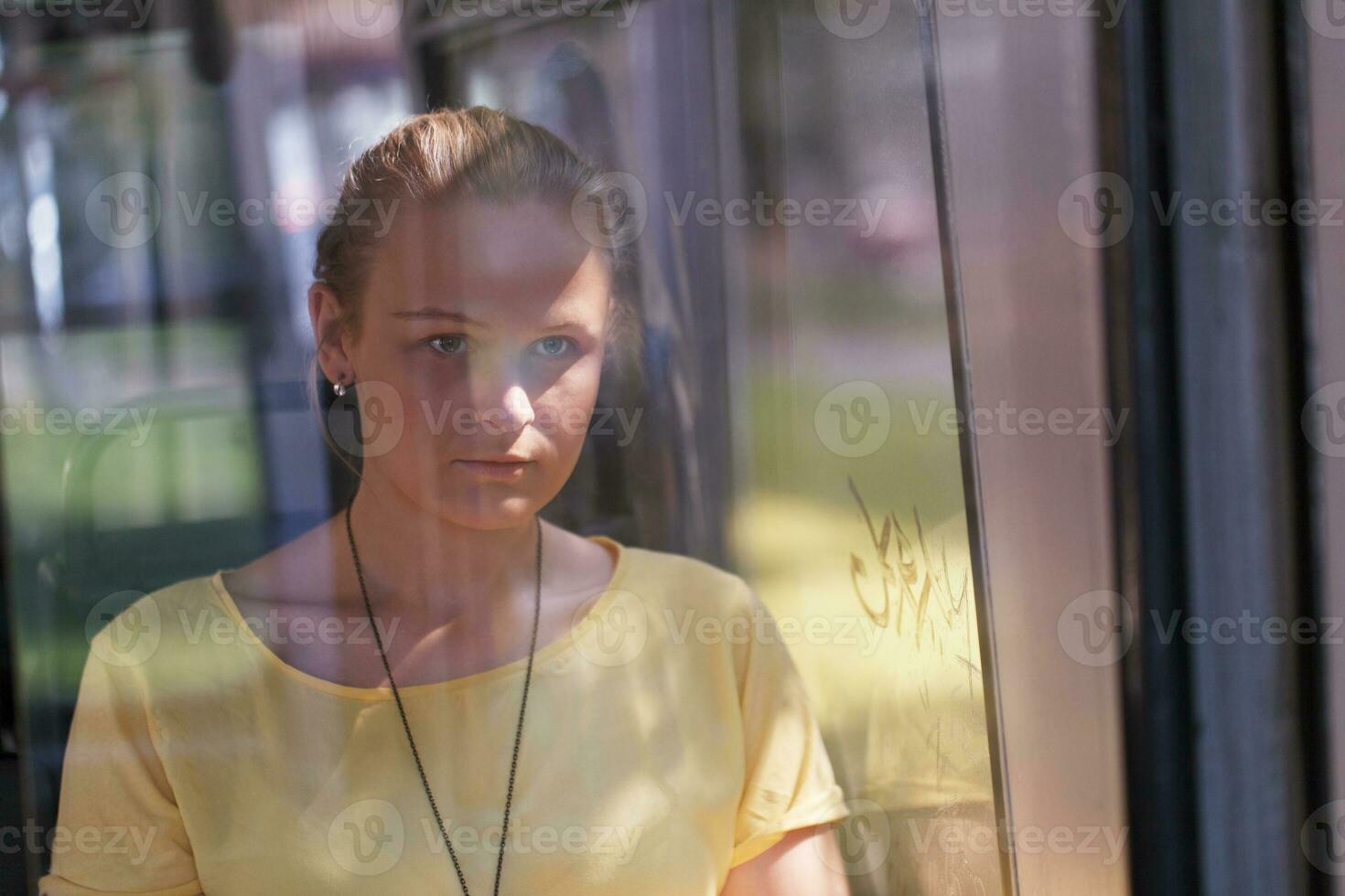 jovem mulher dentro amarelo passeios a ônibus foto