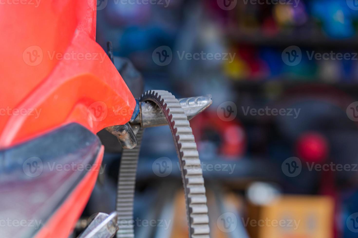 mecânico de automóveis consertando motocicleta em oficina de bicicletas foto