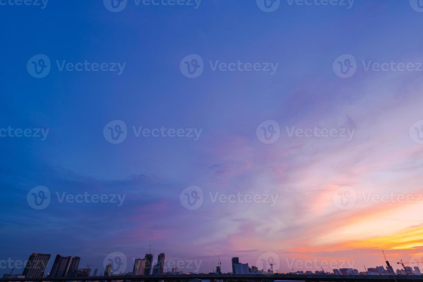 horizonte crepuscular na silhueta da cidade grande foto