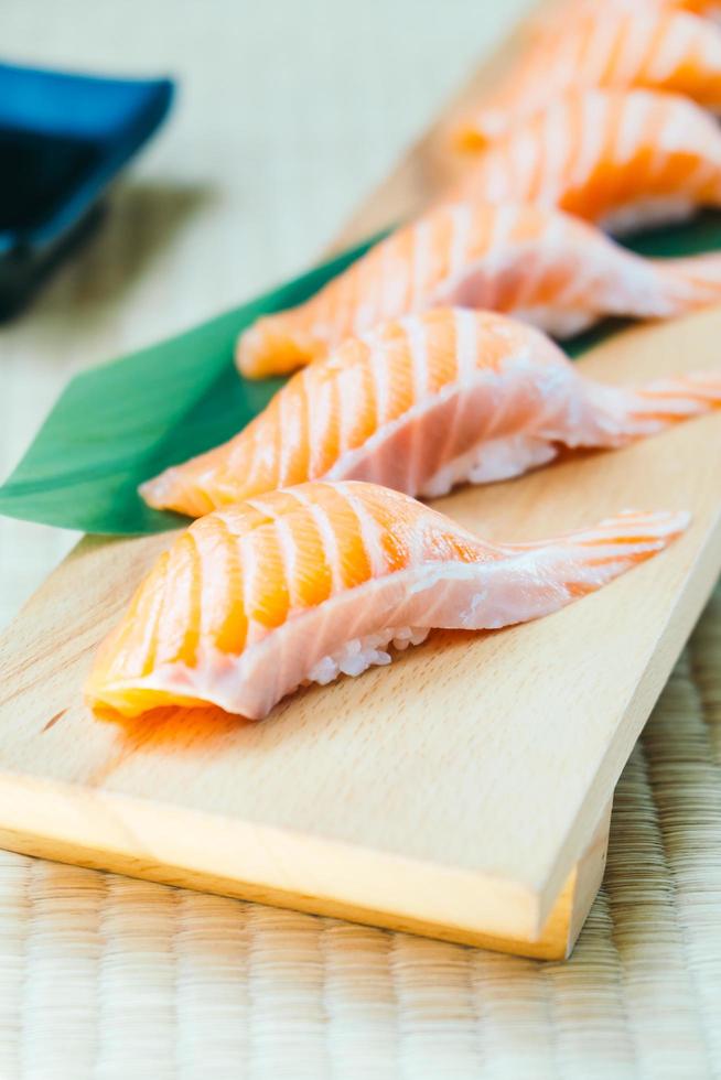 cru com sushi de carne de peixe salmão fresco foto
