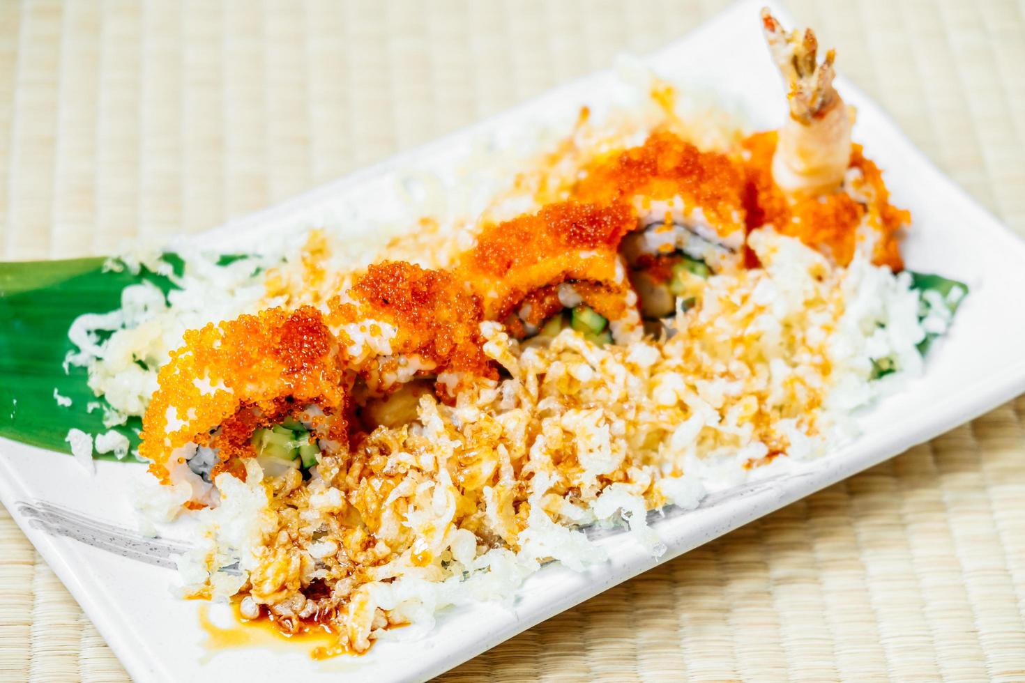 camarão frito ou sushi de camarão tempura foto