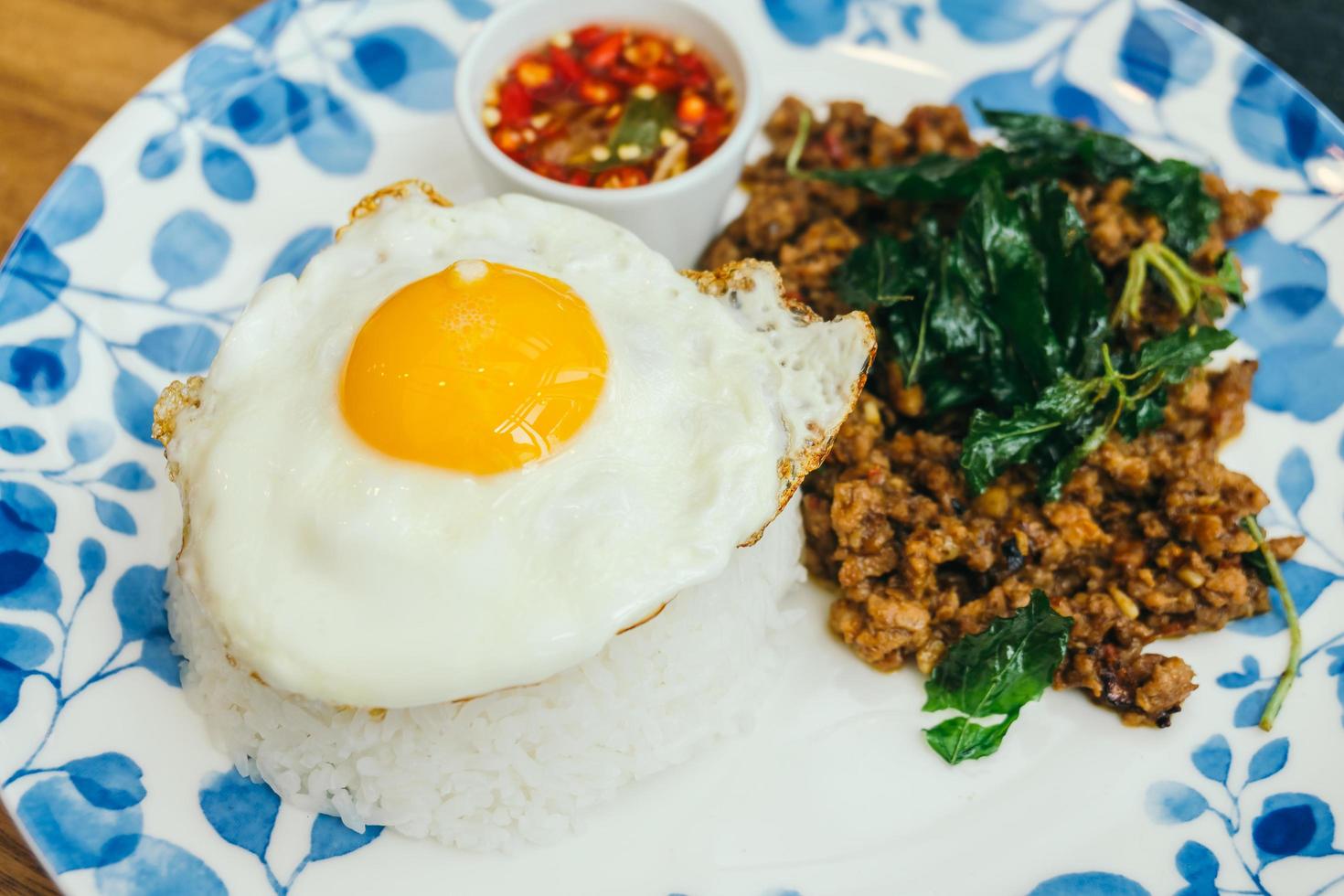 porco picante com folha de manjericão e arroz foto