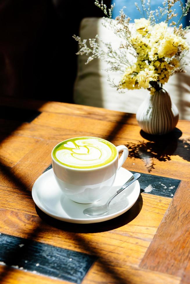 chá verde matcha latte em xícara branca foto