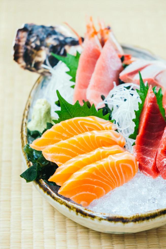 atum de salmão cru e fresco e outras carnes de peixe sashimi foto