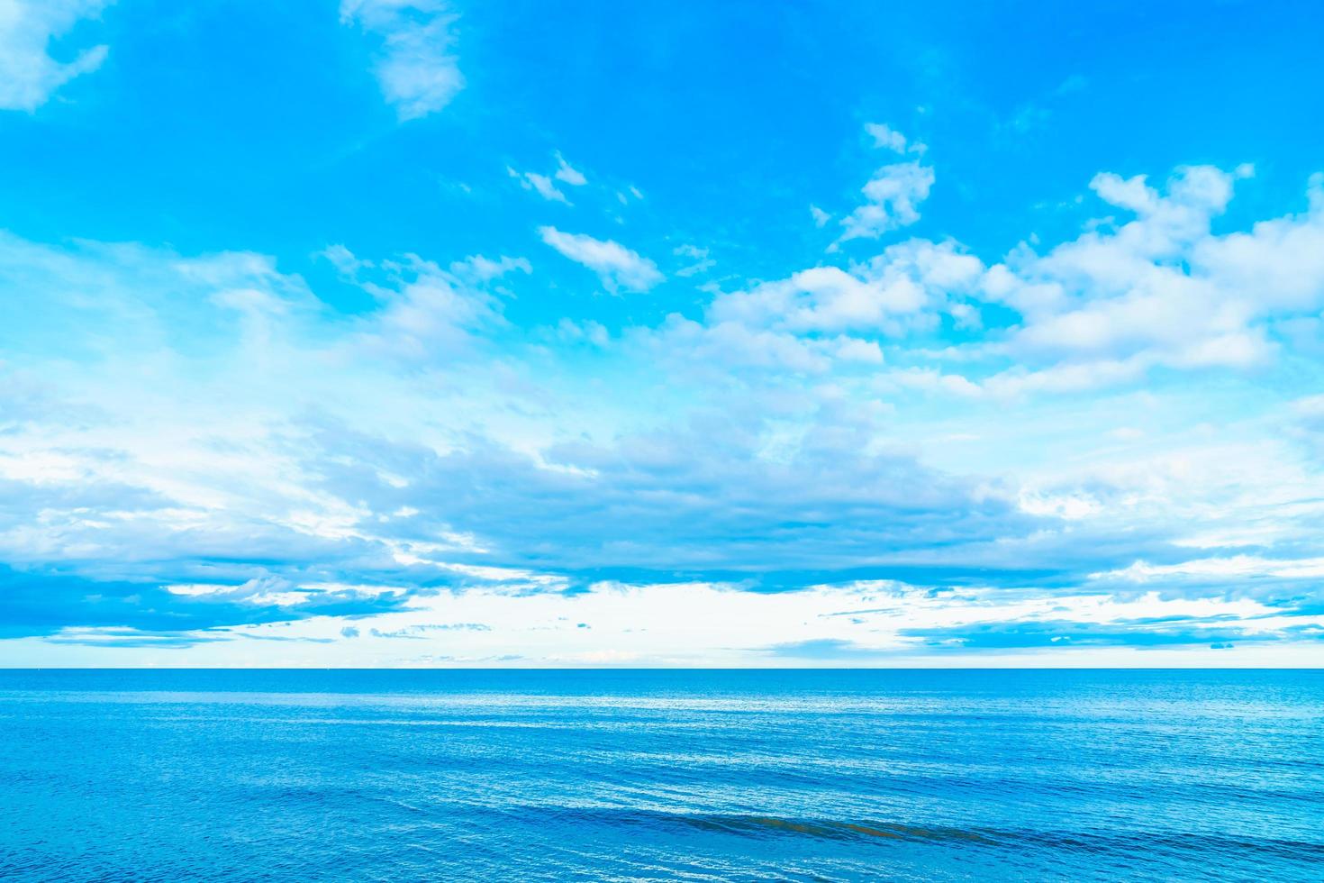 nuvem branca no céu azul com vista do mar foto