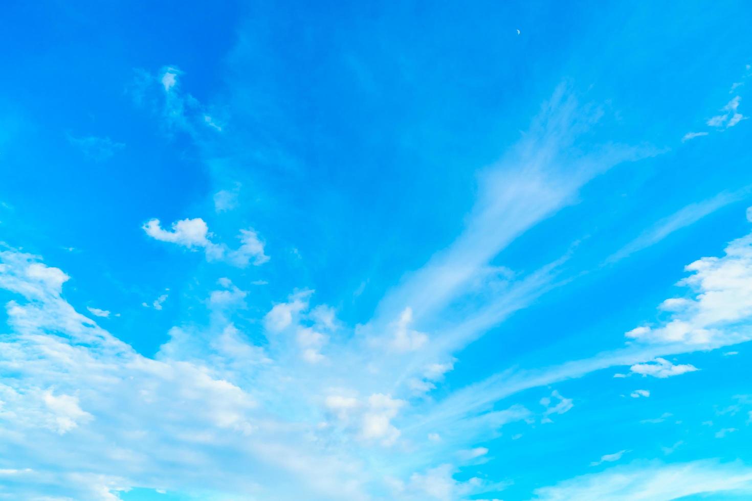 nuvem branca no céu azul foto