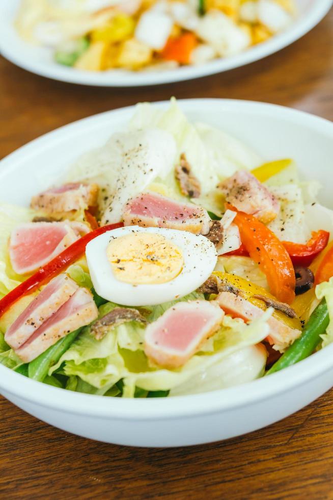 carne de atum e ovo com salada de vegetais foto