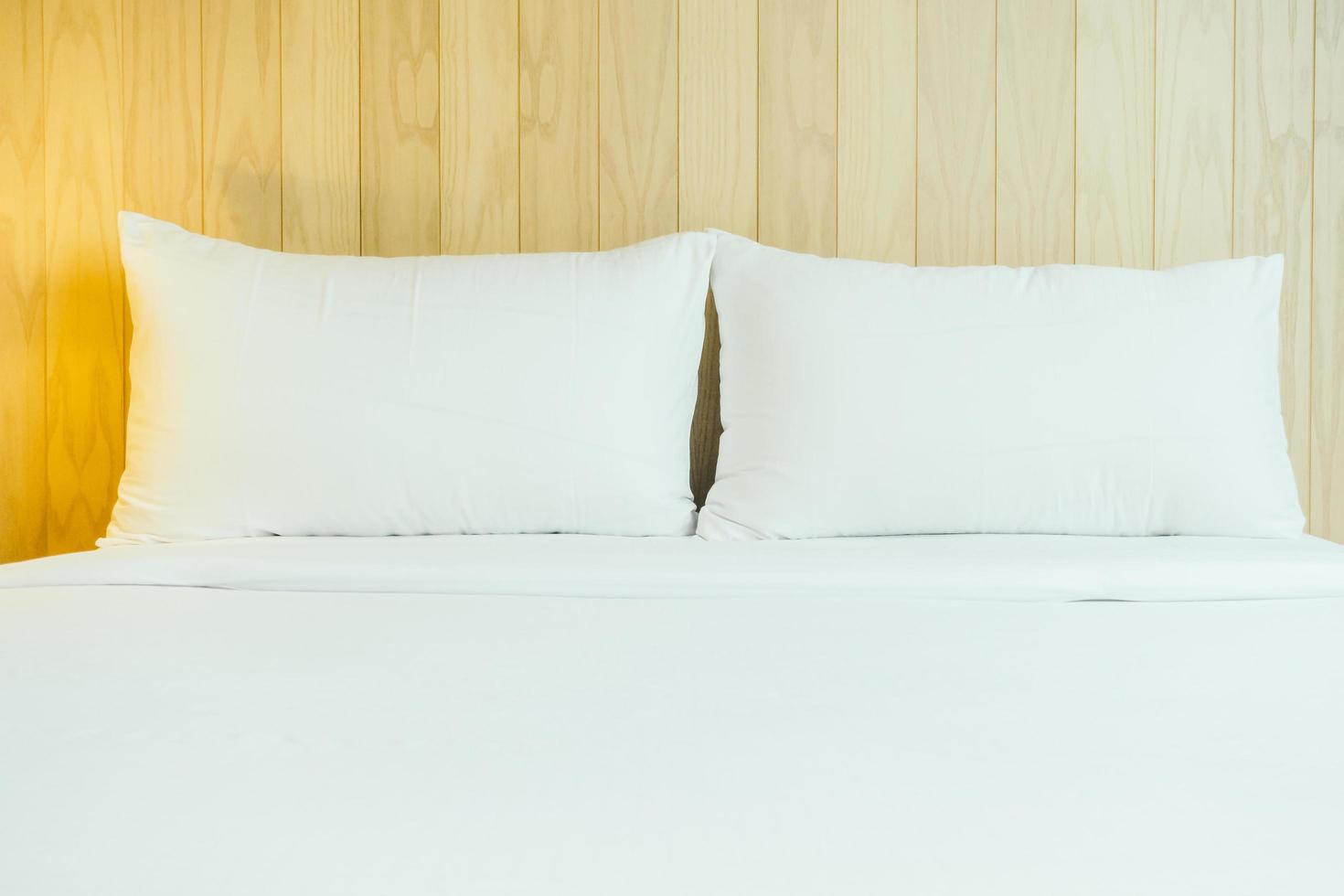 travesseiro branco na cama foto
