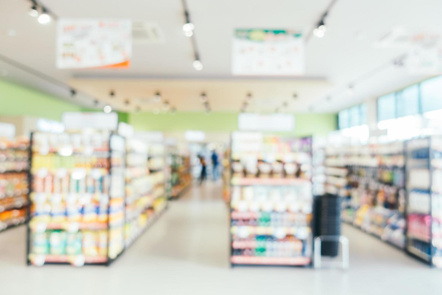 borrão abstrato e loja de conveniência e supermercado desfocada foto