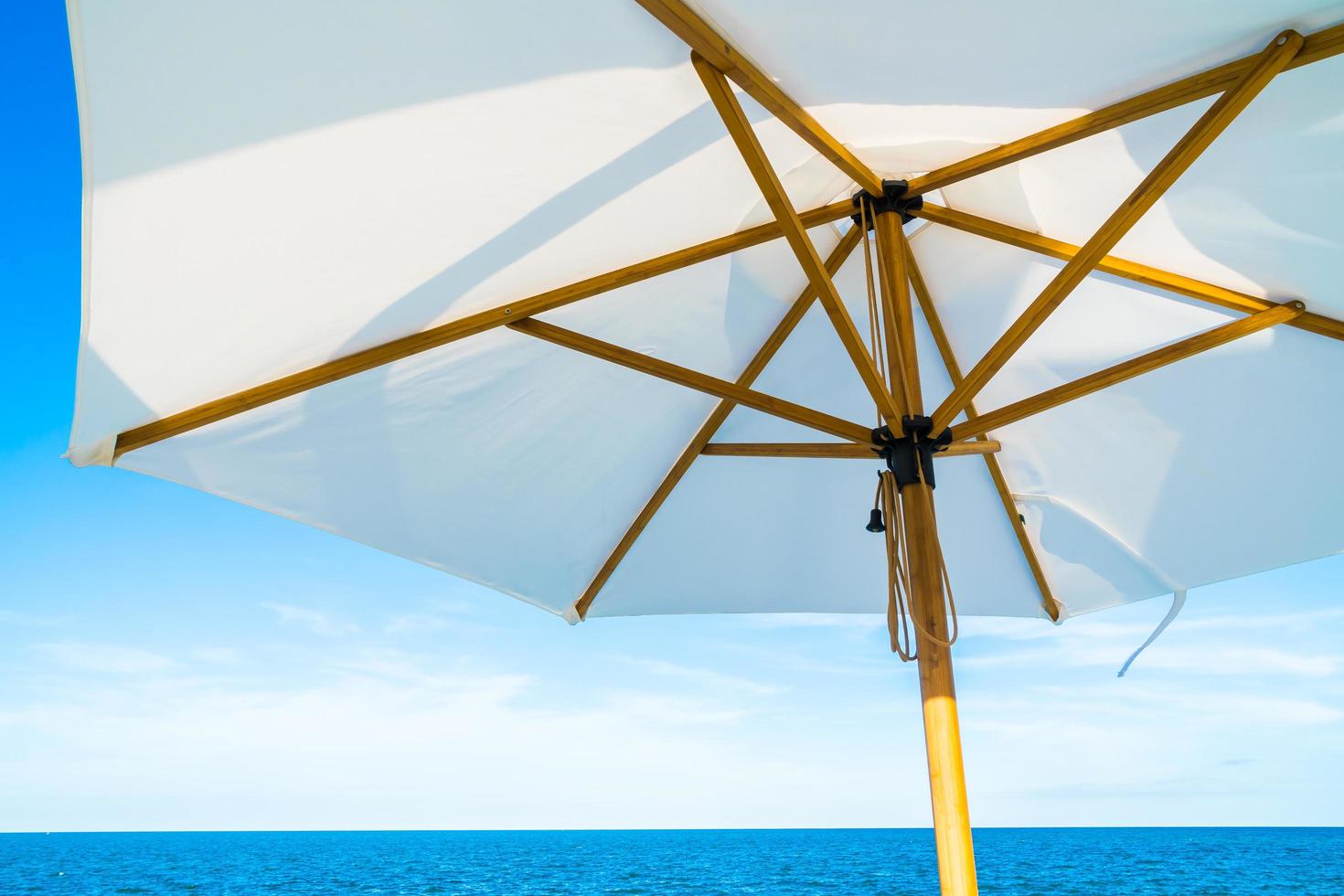 guarda-chuva branco com vista mar e oceano foto