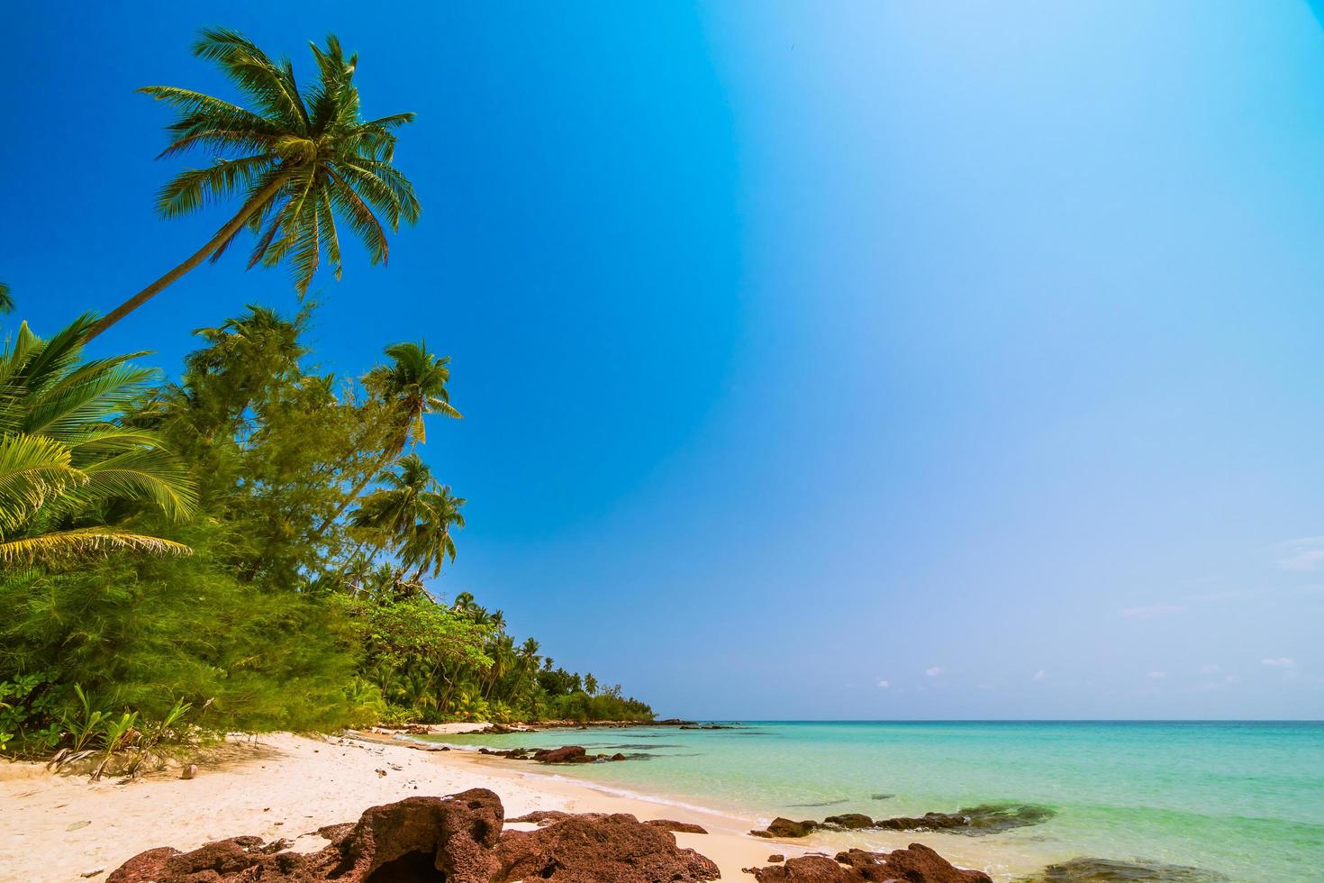 bela ilha paradisíaca com paisagem de mar e praia foto