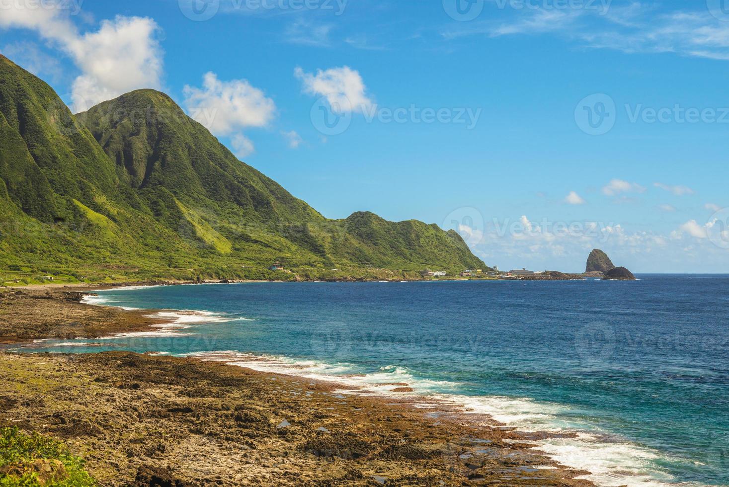 paisagem da rocha de mantou localizada em lanyu, taiwan ao anoitecer foto