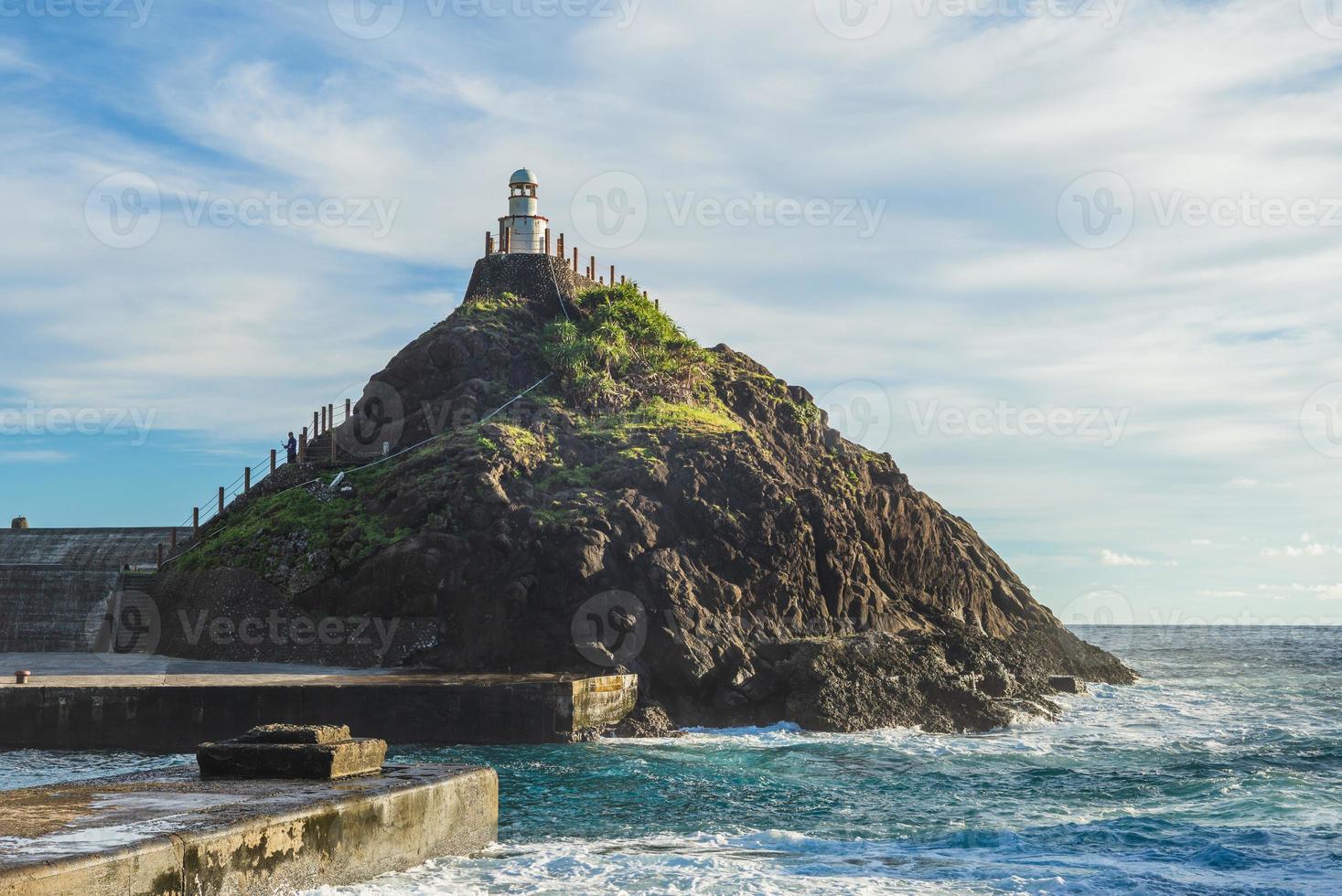 antigo farol de lanyu no porto de kaiyuan, lanyu, taiwan foto