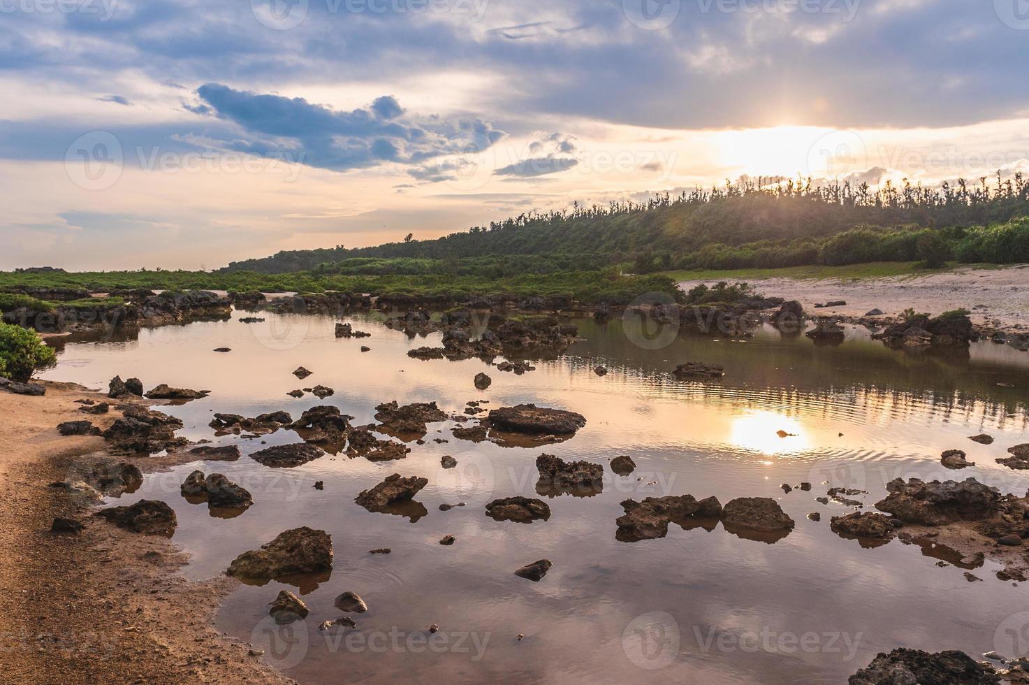 cenário de ping roxo, uma lagoa na ilha verde de ludao, taiwan foto