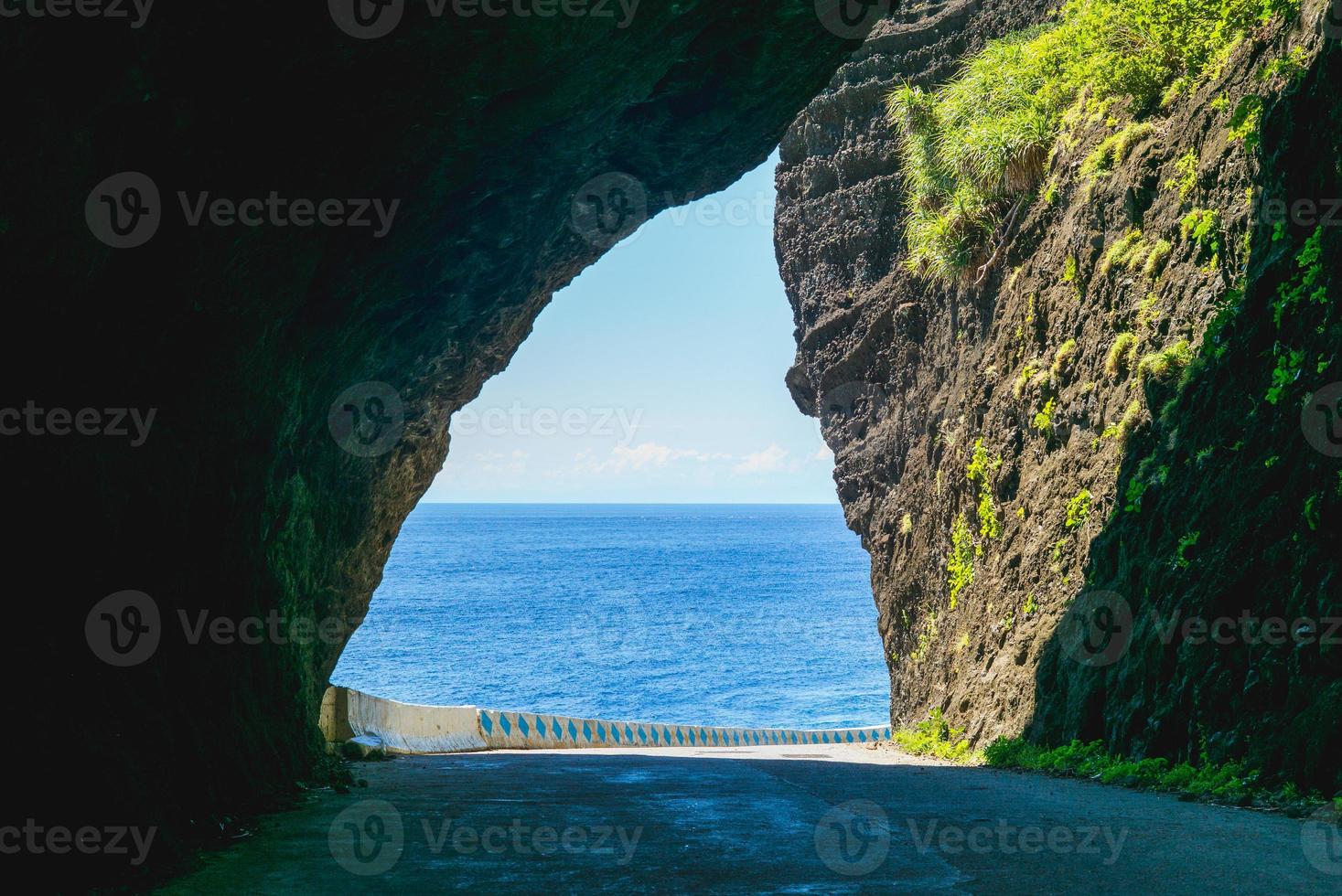 cena do oceano pacífico através do túnel em lanyu, taitung, taiwan foto