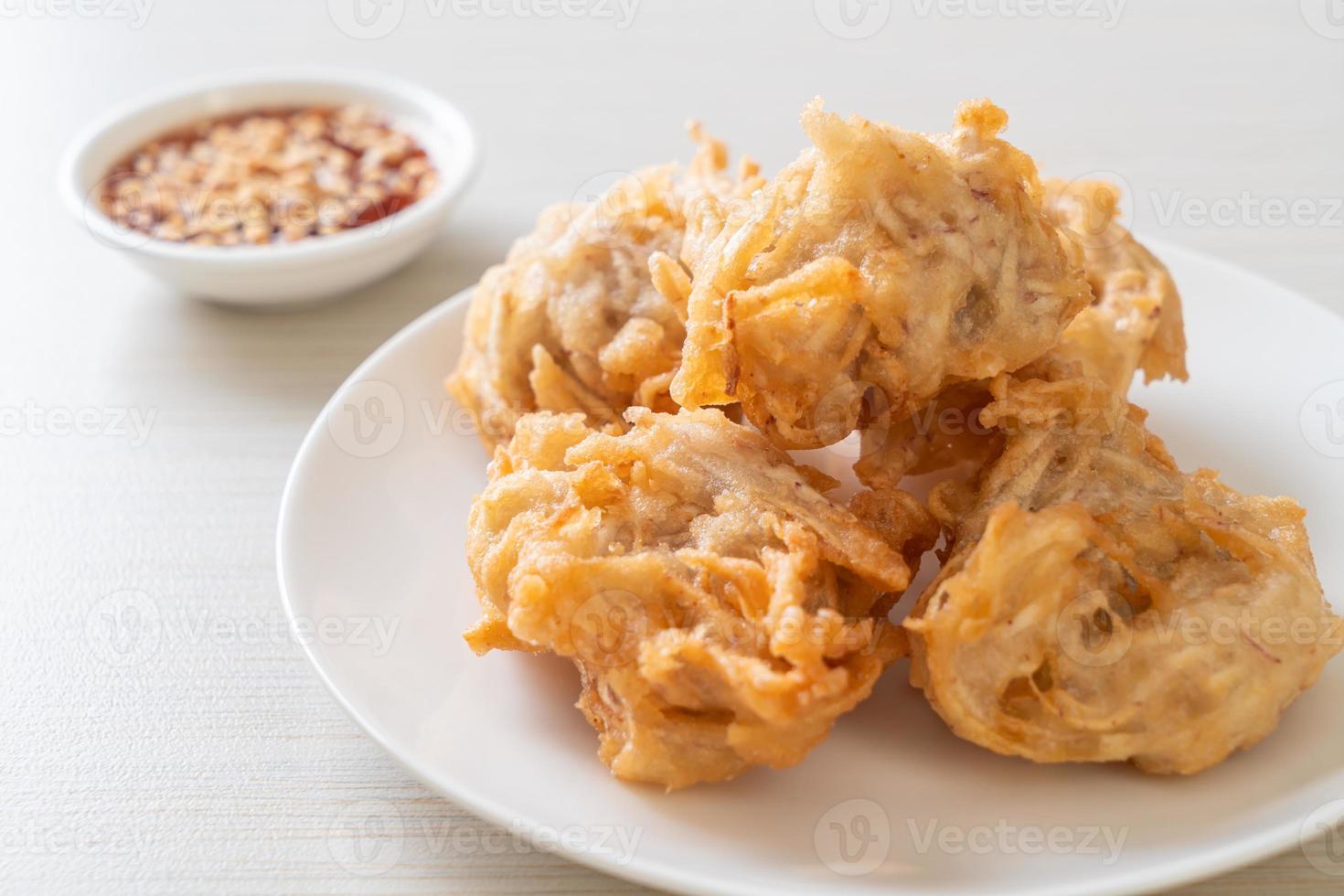 taro frito com molho - estilo de comida vegana e vegetariana foto