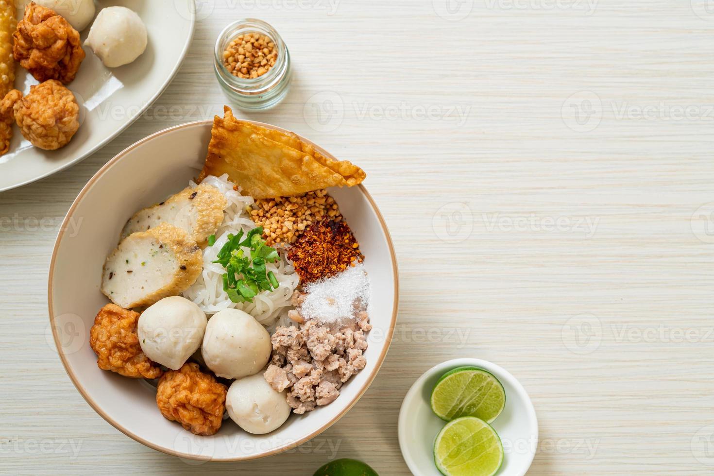 macarrão de arroz raso picante com bolinhos de peixe e bolinhos de camarão sem sopa - comida asiática foto