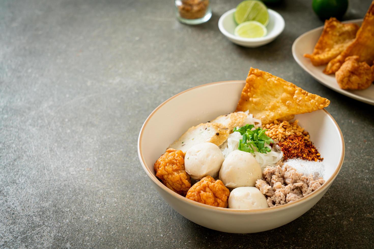 macarrão de arroz raso picante com bolinhos de peixe e bolinhos de camarão sem sopa - comida asiática foto