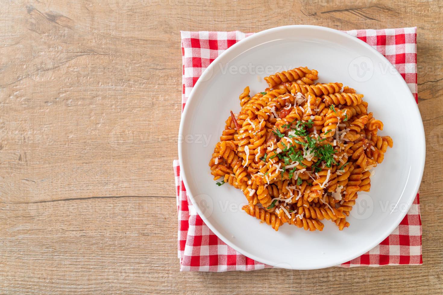 macarrão espiral ou espiral com molho de tomate e salsicha - comida italiana foto