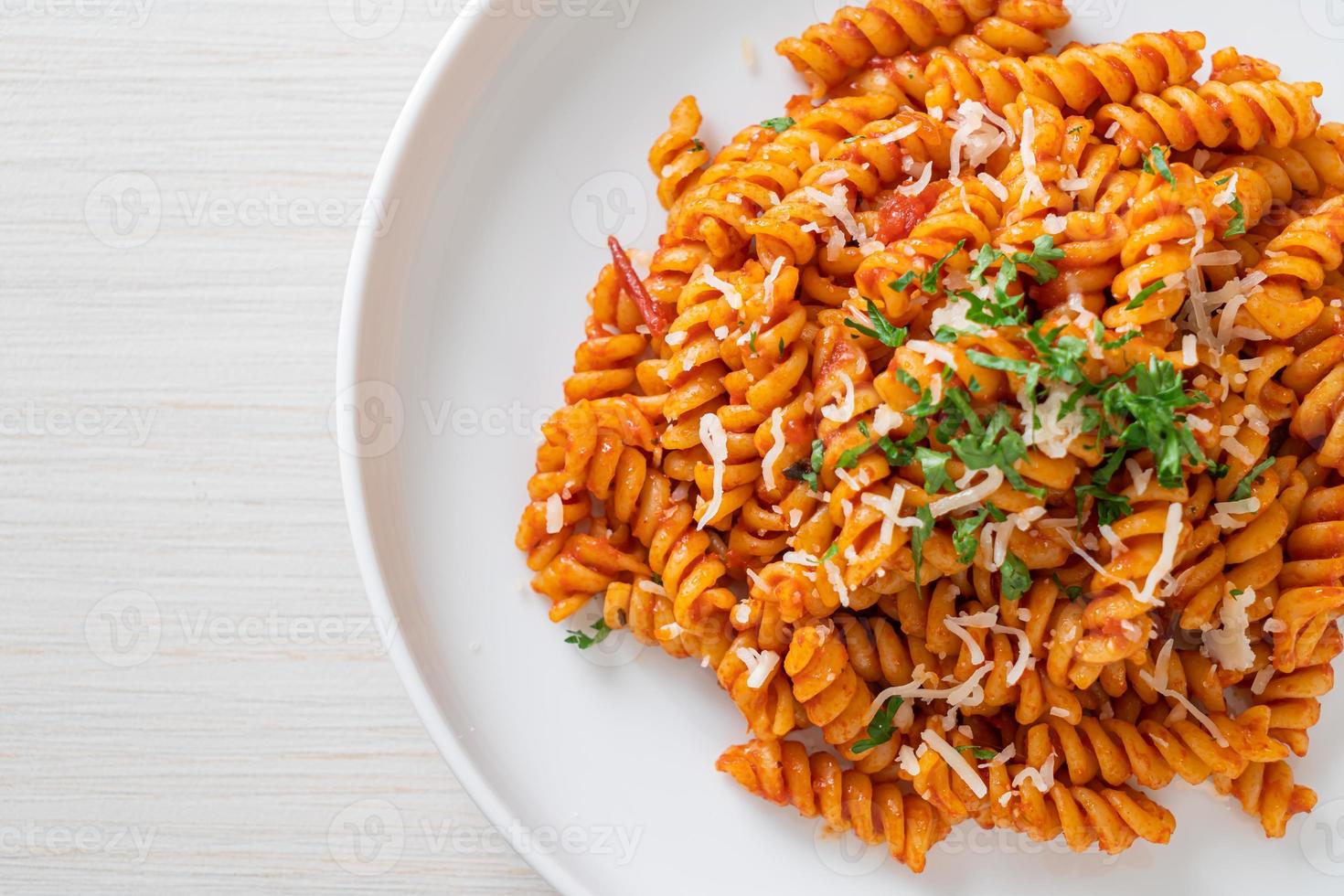 macarrão espiral ou espiral com molho de tomate e salsicha - comida italiana foto