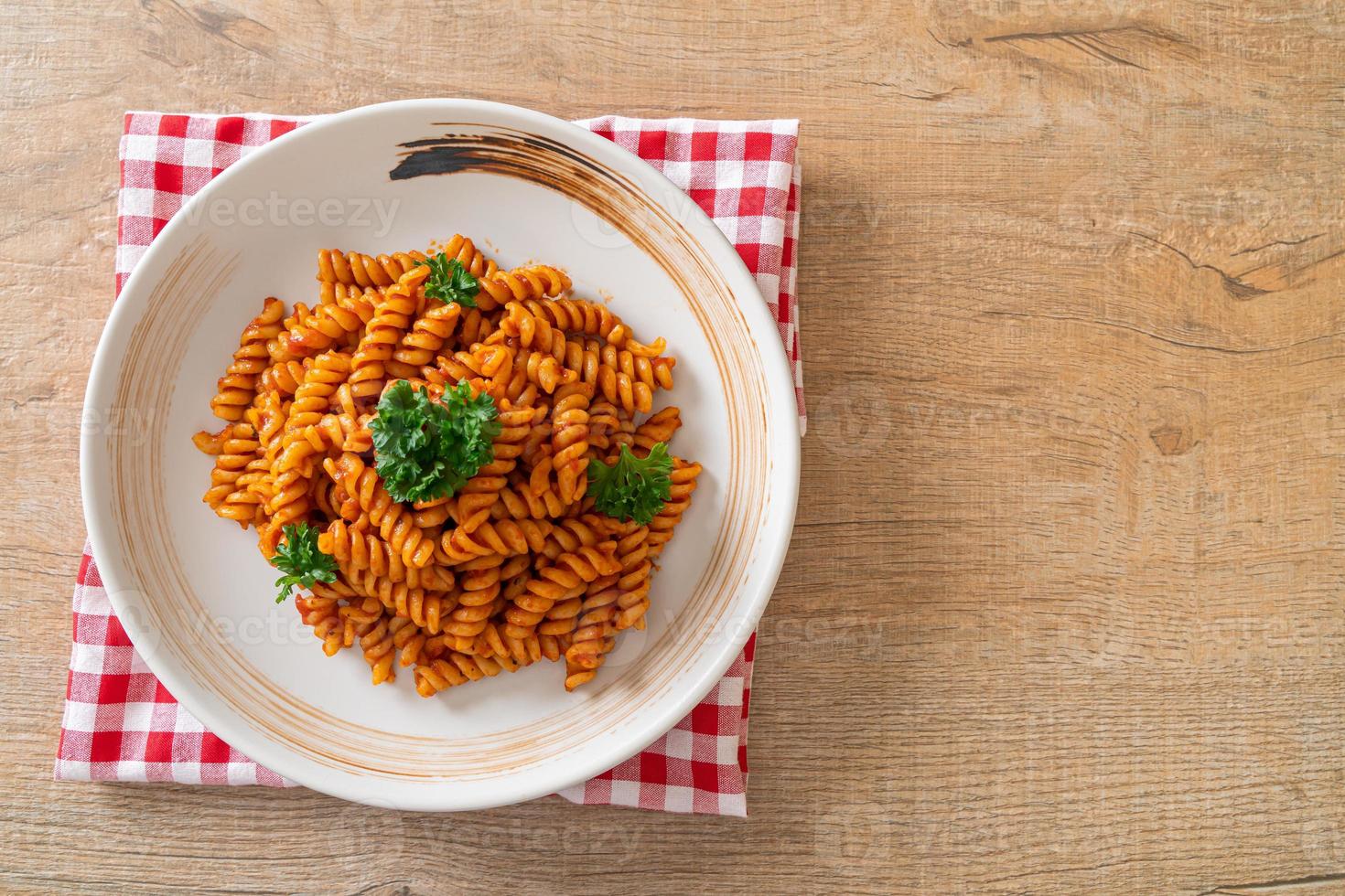 macarrão espiral ou espiral com molho de tomate e salsicha - comida italiana foto