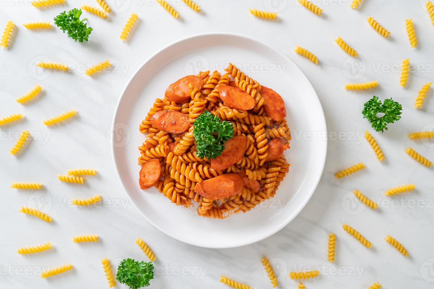 macarrão espiral ou espiral com molho de tomate e salsicha - comida italiana foto