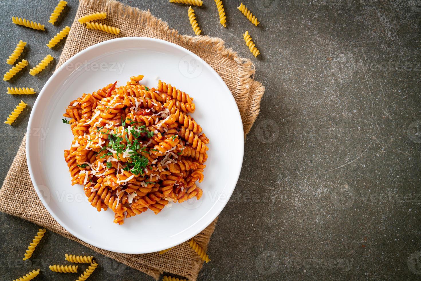 macarrão espiral ou espiral com molho de tomate e salsicha - comida italiana foto