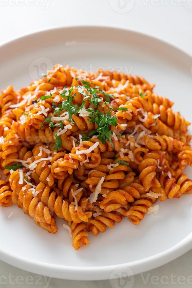 macarrão espiral ou espiral com molho de tomate e salsicha - comida italiana foto