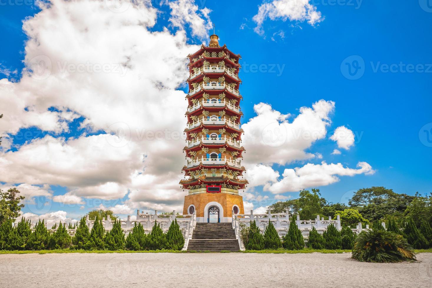 ci en pagoda perto do lago sol-lua em nantou, taiwan foto