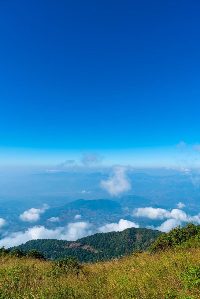 bela camada de montanha com nuvens e céu azul na trilha natural de kew mae pan em chiang mai, tailândia foto