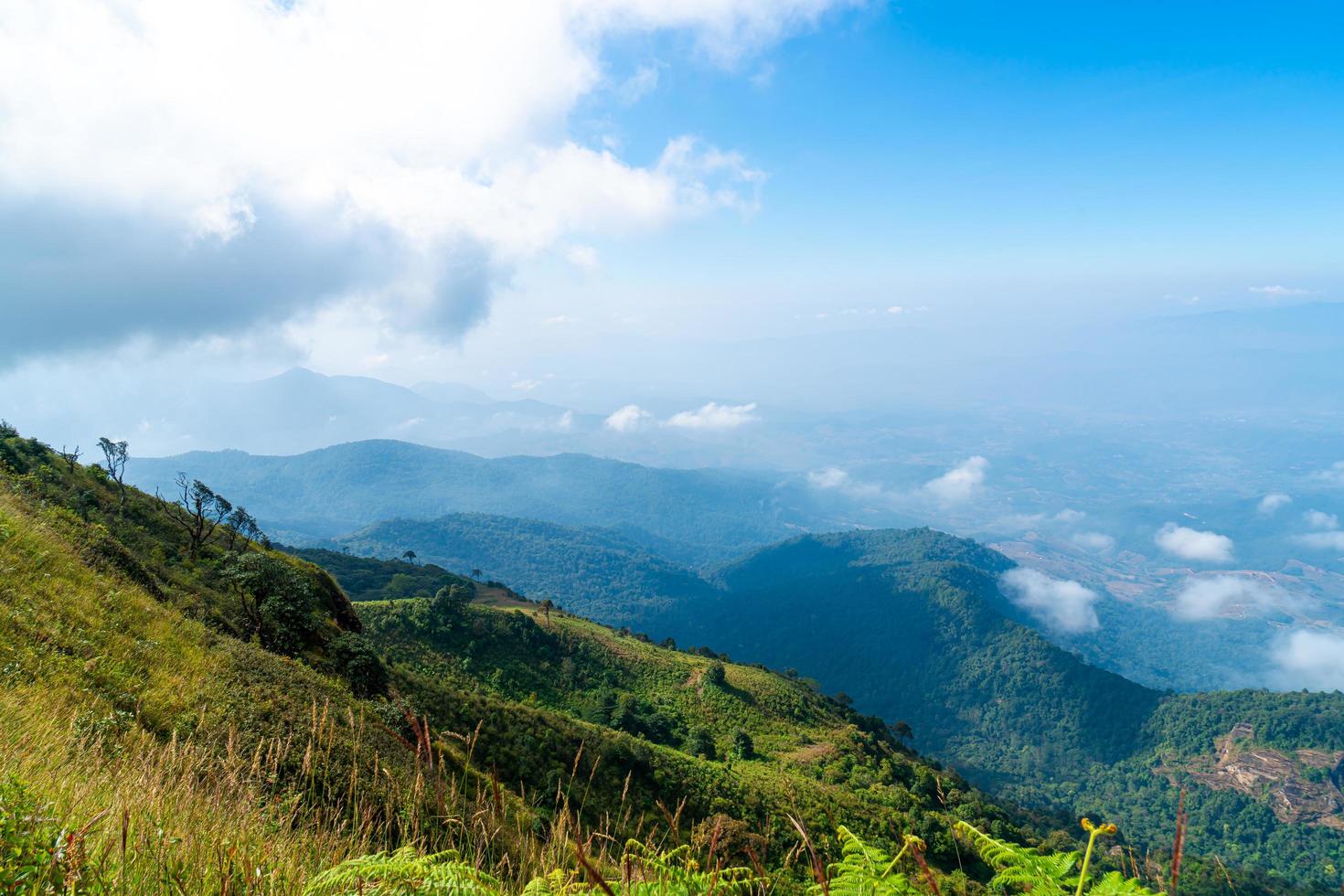 bela camada de montanha com nuvens e céu azul na trilha natural de kew mae pan em chiang mai, tailândia foto