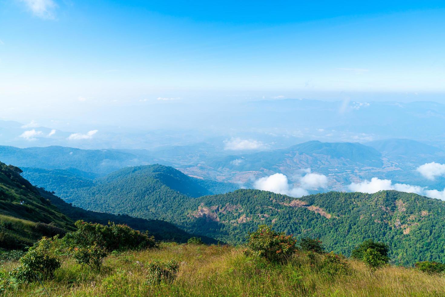 bela camada de montanha com nuvens e céu azul na trilha natural de kew mae pan em chiang mai, tailândia foto