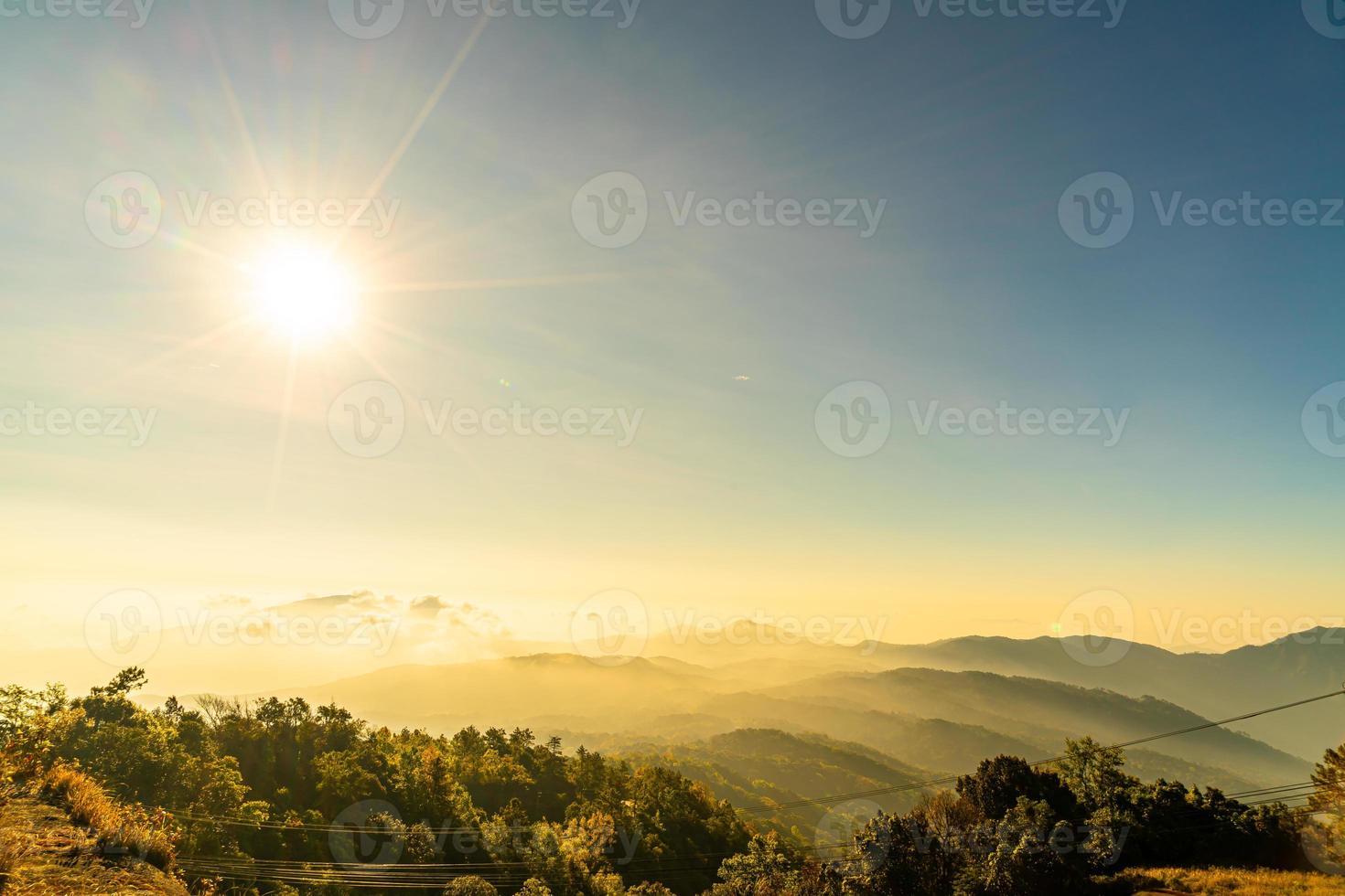 bela camada de montanha com nuvens e nascer do sol em chiang mai, na Tailândia foto