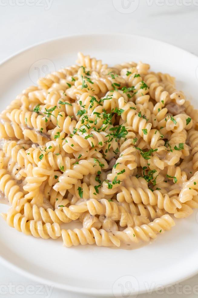 spirali ou pasta espiralada com molho de creme de cogumelos com salsa - comida italiana foto