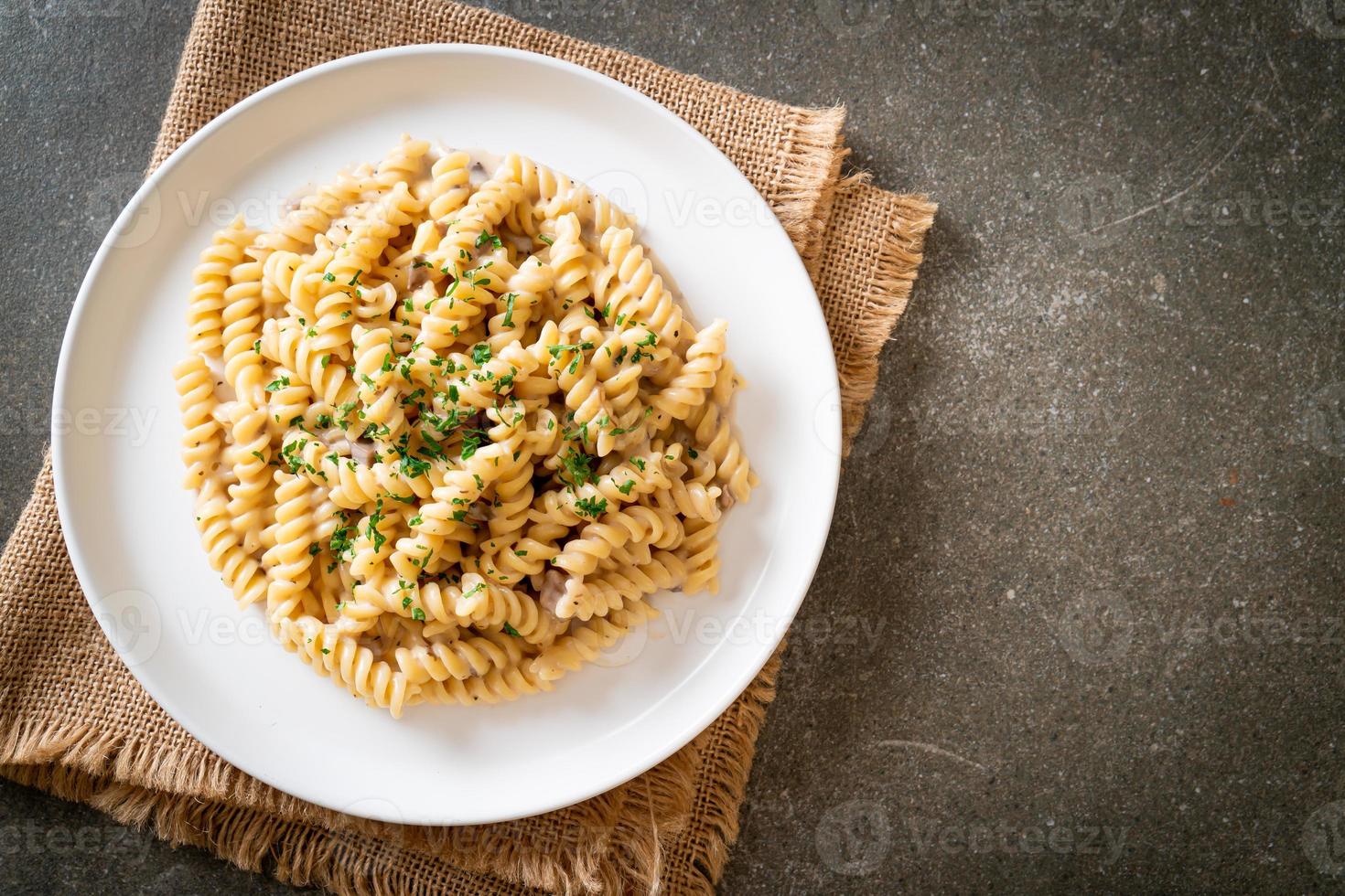 spirali ou pasta espiralada com molho de creme de cogumelos com salsa - comida italiana foto