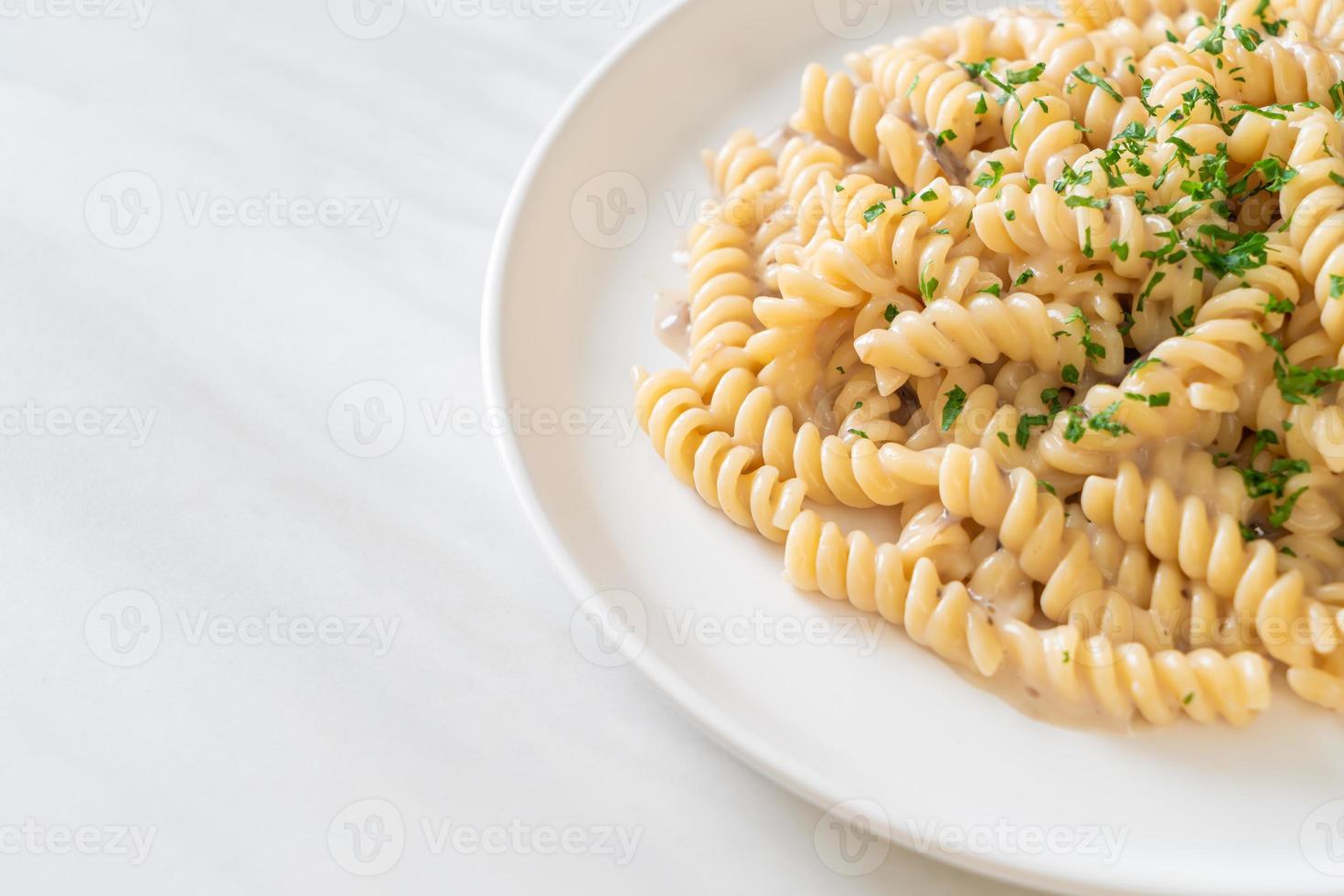 spirali ou pasta espiralada com molho de creme de cogumelos com salsa - comida italiana foto