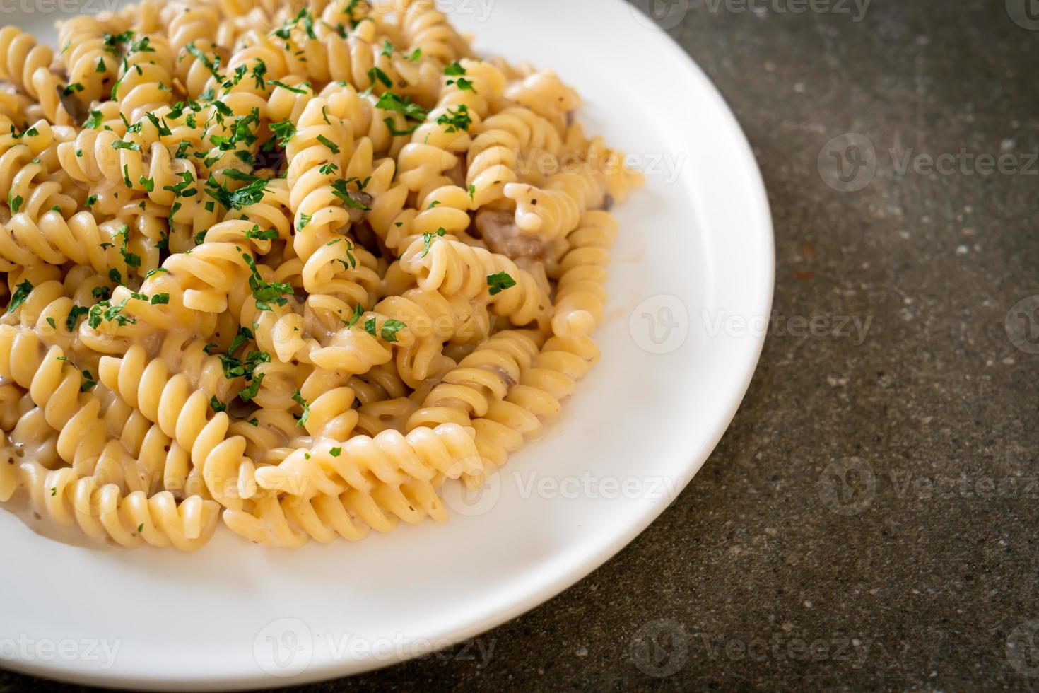 spirali ou pasta espiralada com molho de creme de cogumelos com salsa - comida italiana foto