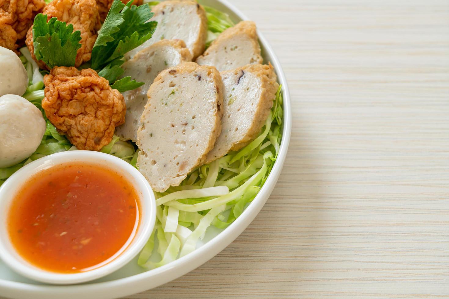 bolinhos de peixe cozidos ou bolinhos de camarão e linguiça de peixe chinesa foto