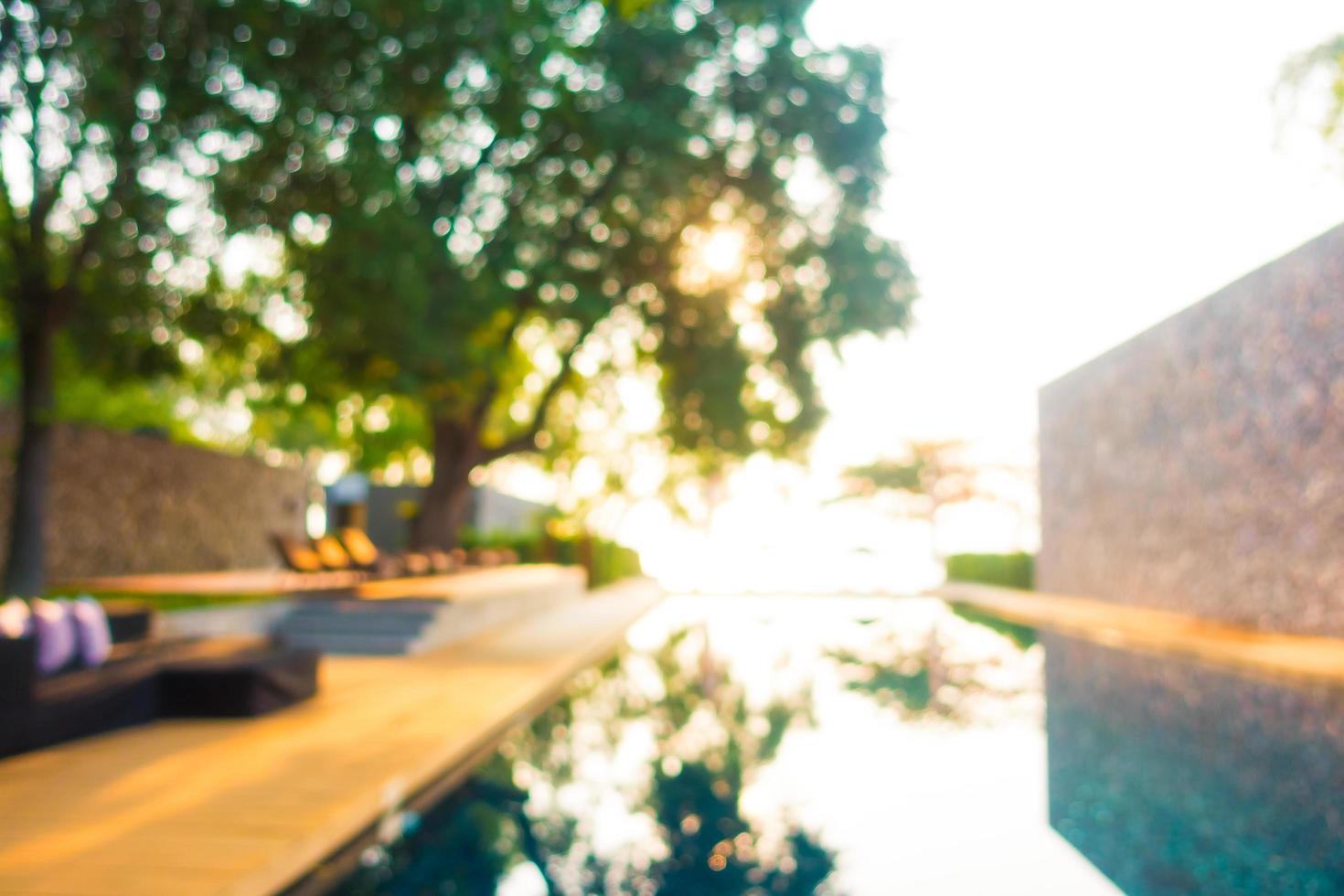 borrão abstrato piscina desfocada em hotel resort de luxo foto