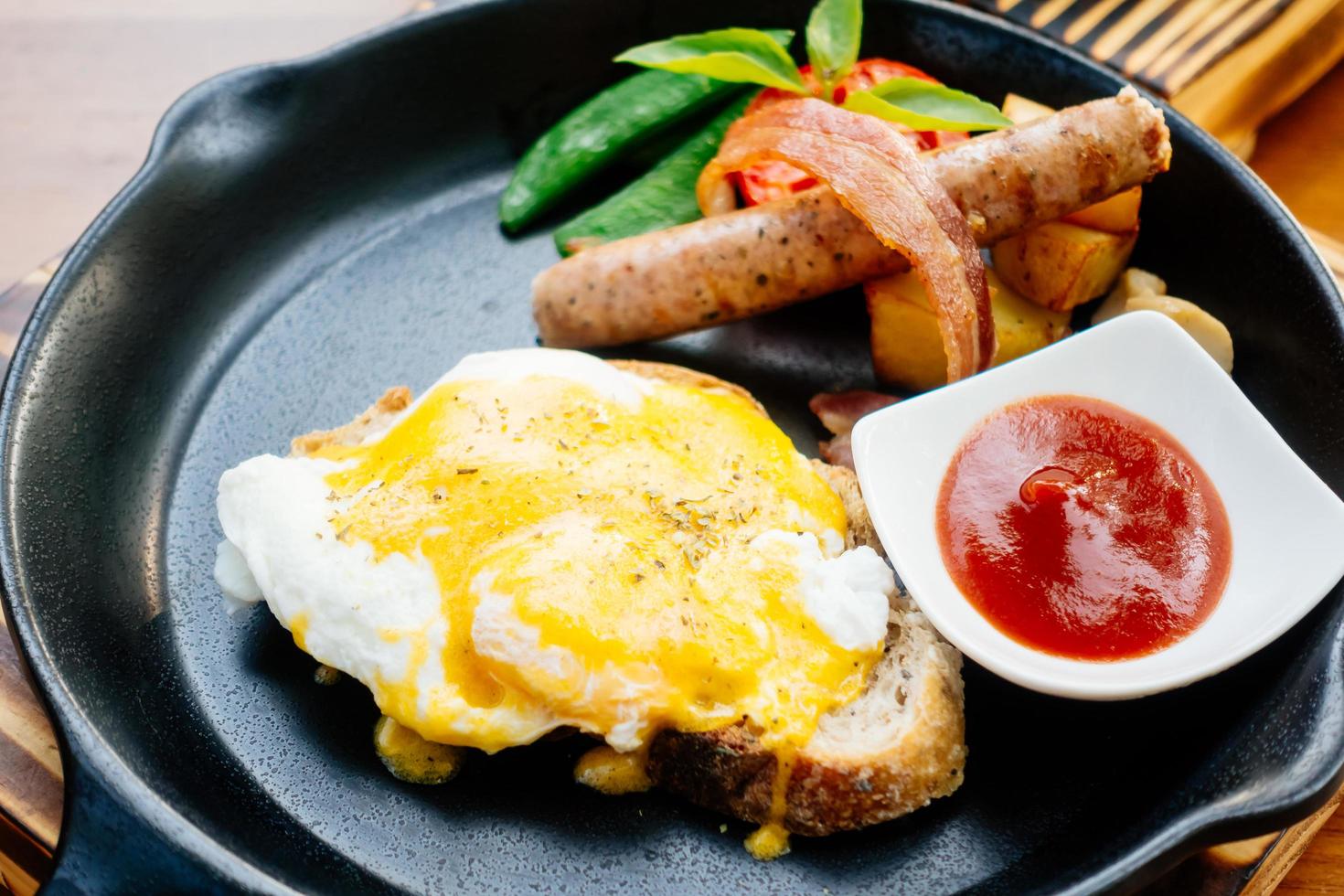 ovo benedict com salsicha de bacon e molho de tomate foto