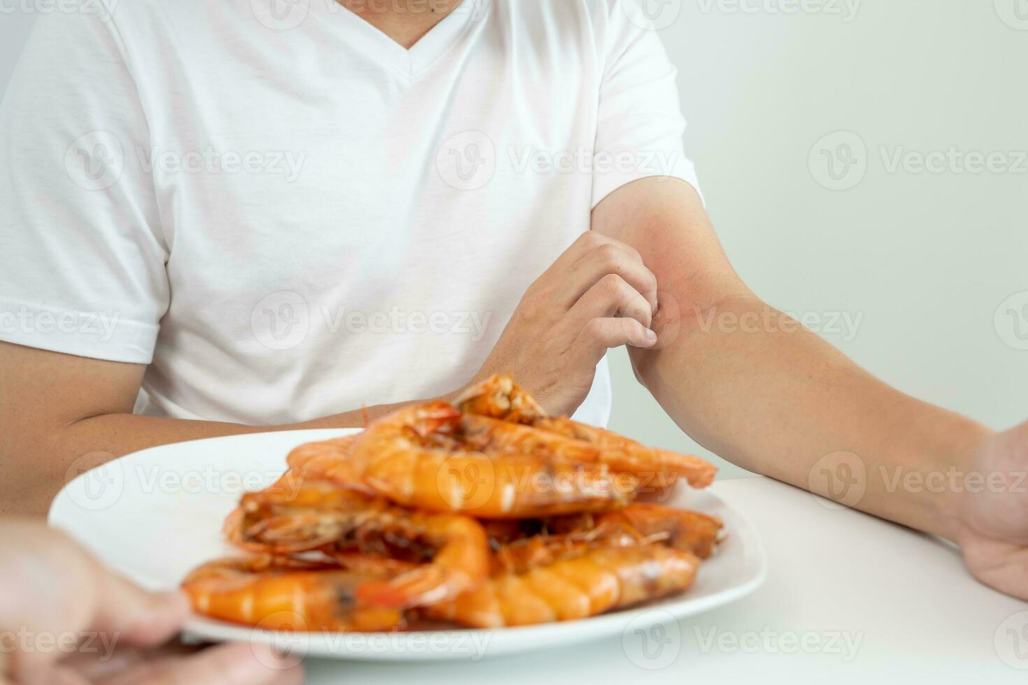 Comida alergias, homens ter reações comichão e vermelhidão depois de comendo camarão, frutos do mar alergia, coceira, irritação na pele, abdominal dor, diarréia, peito aperto, inconsciência, morte, forte evitar alergias foto