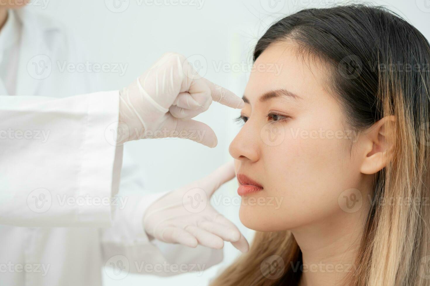 plástico cirurgia, beleza, cirurgião ou esteticista tocante mulher face, cirúrgico procedimento este envolver alterando forma do nariz, médico examina paciente nariz antes rinoplastia, médico assistência, saúde foto