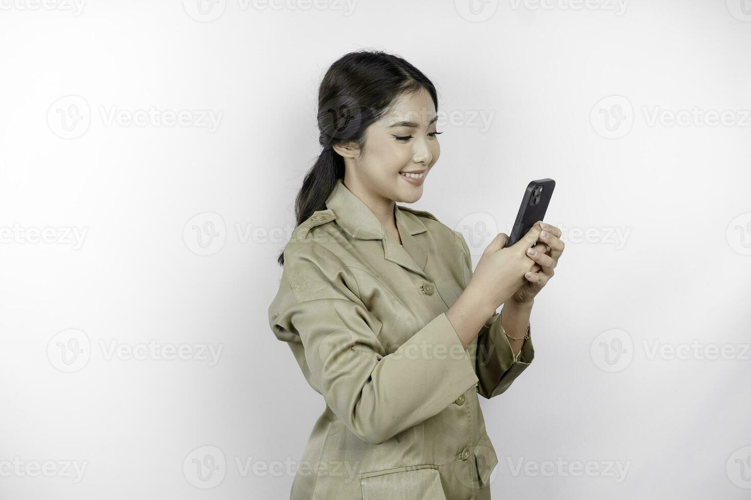 sorridente governo trabalhador mulher segurando dela Smartphone. pns vestindo cáqui uniforme. foto