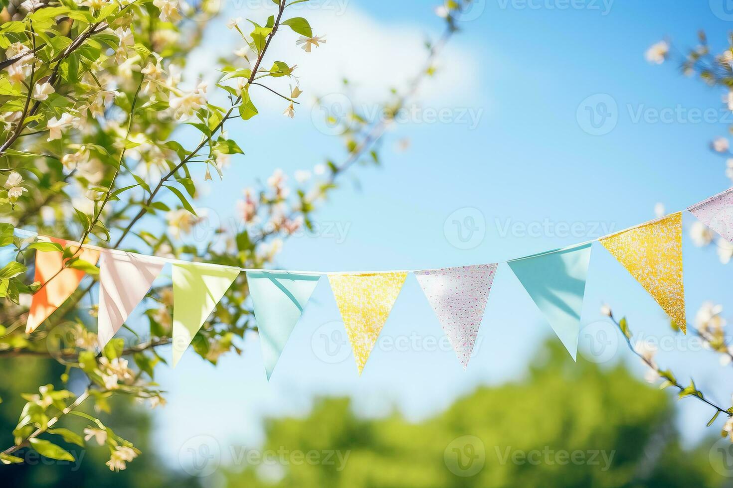 colorida galhardete corda decoração dentro verde árvore folhagem contra azul céu verão festa fundo com espaço para texto foto