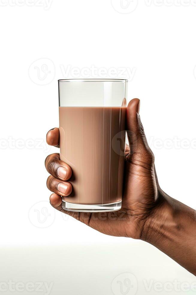 mão segurando uma vidro do delicioso chocolate leite isolado em branco fundo. ai gerado foto