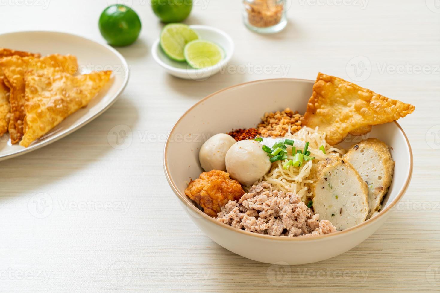macarrão de ovo picante com bolinho de peixe e bolinho de camarão sem sopa - comida asiática foto