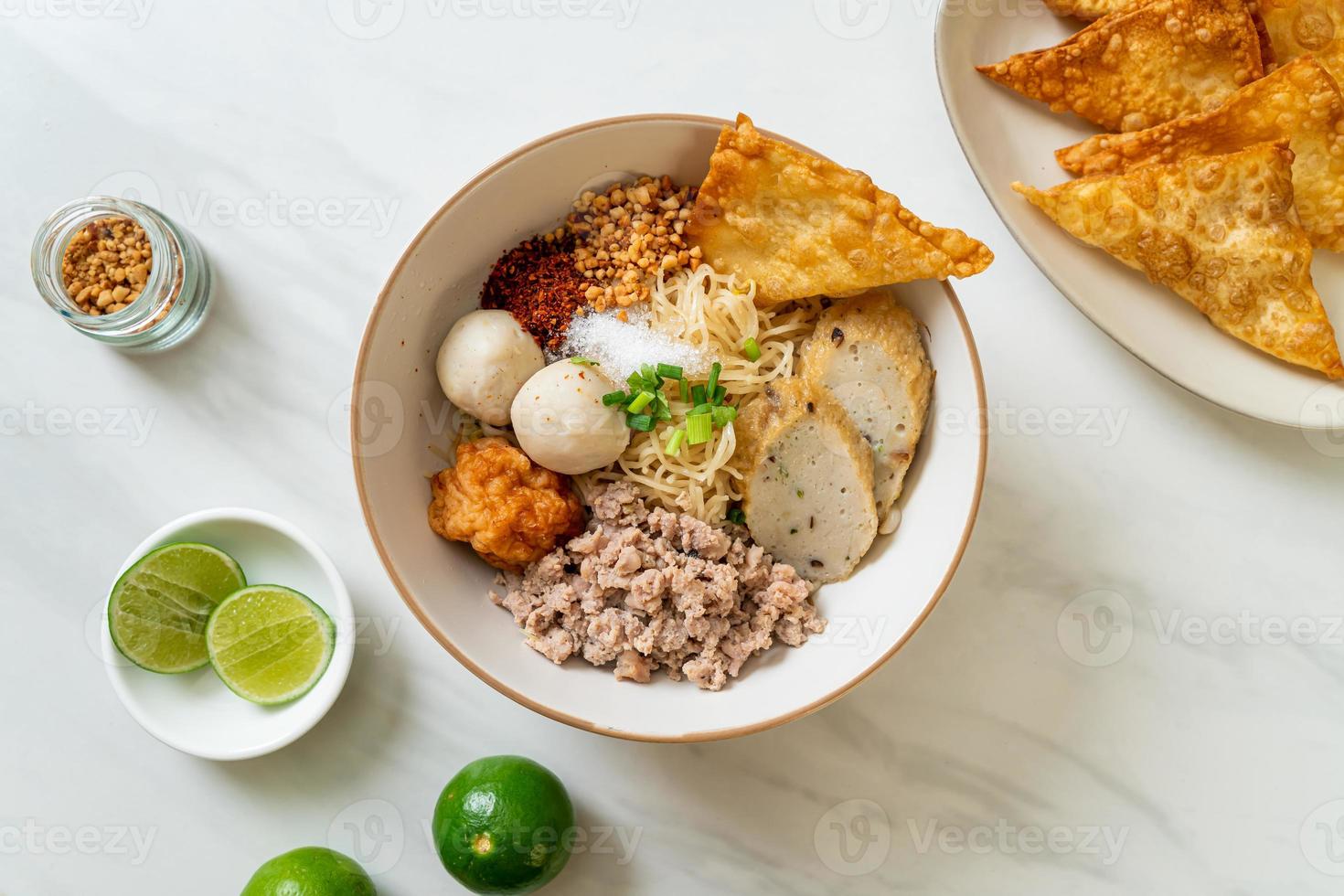 macarrão de ovo picante com bolinho de peixe e bolinho de camarão sem sopa - comida asiática foto